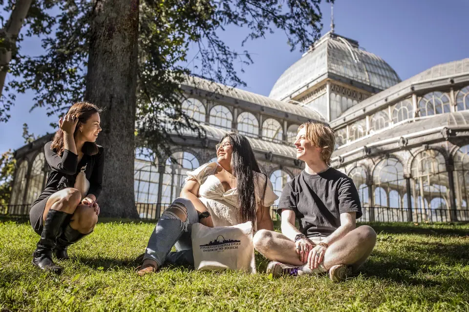 Students studying near Crystal Palace, close to Retiro Park.